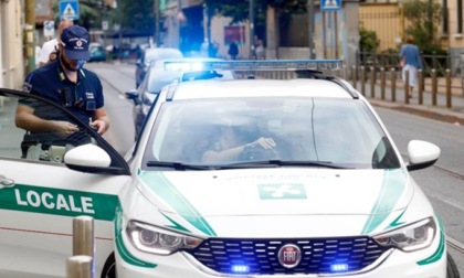 Finta lezione di fotografia, quattordicenne abusato dal vicino di casa: arrestato anziano fotografo