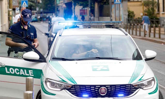 Finta lezione di fotografia, quattordicenne abusato dal vicino di casa: arrestato anziano fotografo