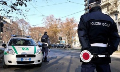 Truffano un’anziana fingendosi poliziotti svizzeri, poi scappano contromano: fermati due uomini a Milano