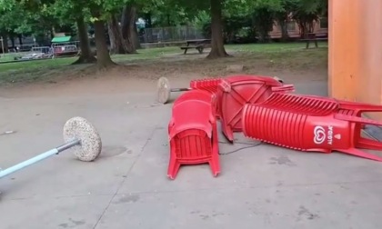 Vandalismi al parco Pertini, il sindaco: "Incivili ripresi dalle telecamere, polizia locale al lavoro