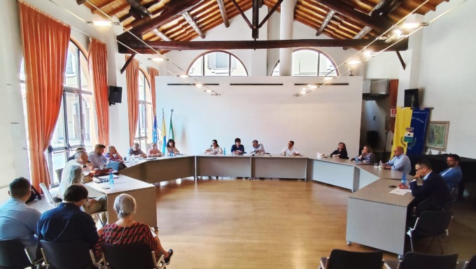 Uno spiraglio per il futuro del centro commerciale a rischio chiusura: riaperto il dialogo a Cesano Boscone
