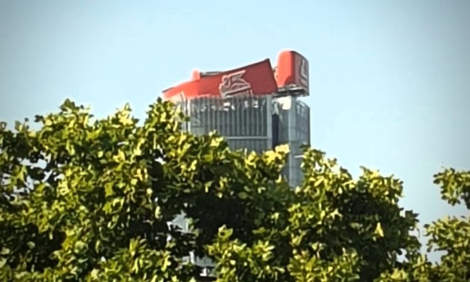 Attimi di tensione all’alba a CityLife: crolla l’insegna Generali sulla Torre Hadid. Zona evacuata