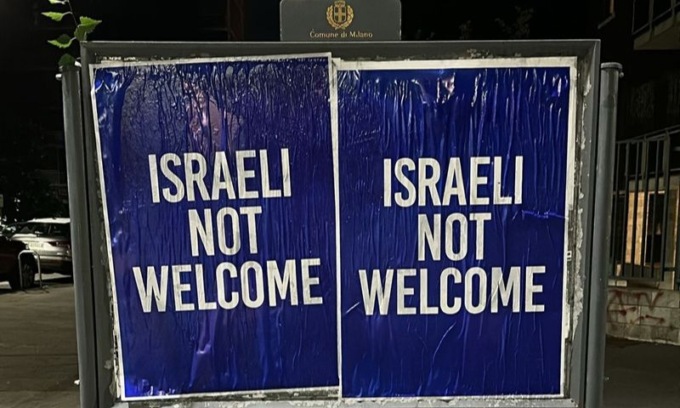 Nelle strade di Milano appaiono manifesti “Israeliani non benvenuti”: la condanna della politica