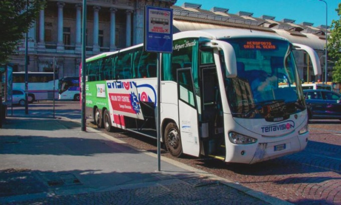 Milano Centrale, ruba trolley da un bus per l’aeroporto: arrestato un 49enne