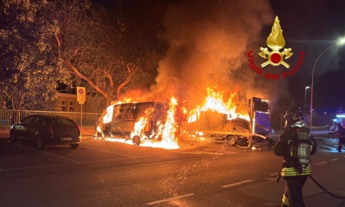 Due furgoni in fiamme nella notte a Cesano: indagano Polizia e Carabinieri