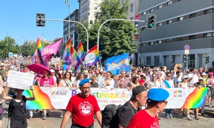 350mila persone hanno sfilato al corteo del Pride Milano dietro allo striscione “Resistenza Arcobaleno!”
