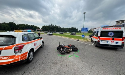Incidente sulla SS494: biker ferito nello scontro con un’auto