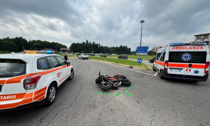 Incidente sulla SS494: biker ferito nello scontro con un’auto