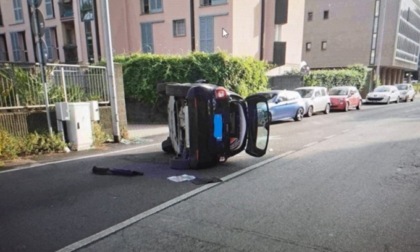 Urta un'auto parcheggiata e si ribalta: donna finisce in ospedale