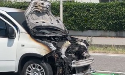 Tamponamento tra tre auto nel sud Milano: una vettura va a fuoco