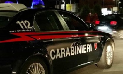 Rissa a colpi di calci, pugni e bottigliate al bar: quattro feriti a Cesano