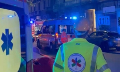 Appartamento a fuoco a Milano: la porta di casa era chiusa da fuori. Il convivente sentito in Questura