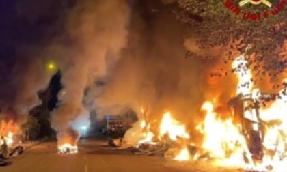 Assalto nella notte a Lacchiarella: camion rubati, mezzi in fiamme e chiodi sull’asfalto per scappare