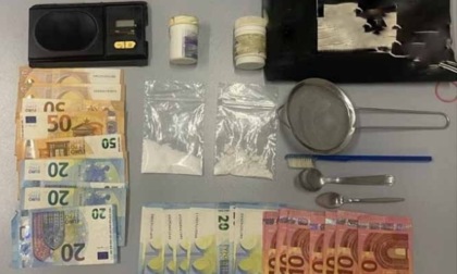 Spaccio di droga al parco giochi dei bambini e cocaina in casa: arrestati un 74enne e un 19enne