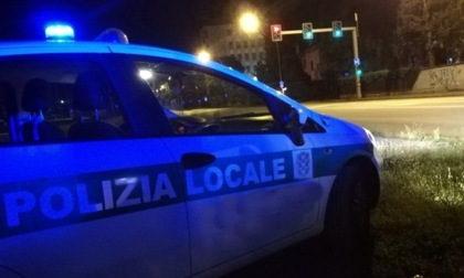 Viola il divieto di avvicinamento e aggredisce l'ex compagna per strada: 31enne in manette