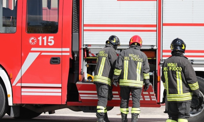 Crolla il solaio in una casa di Milano: donna precipita di tre metri. Indagini in corso