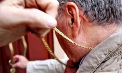 Uomo aggredito da quattro ragazzi: calci e pugni per portare via la collanina