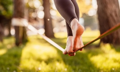 Oggi a Cesano Boscone si cammina sospesi: al Parco Pertini c'è lo Slackline
