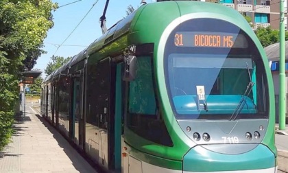 Fratelli aggrediti da una gang alla fermata del tram: 32enne accoltellato alla schiena