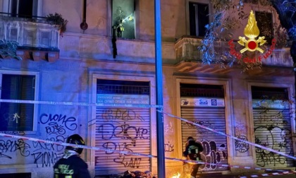 Incendio in una casa Aler a Milano: appartamento invaso da oggetti, evacuati i residenti anziani