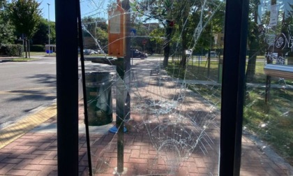 Pensilina ridotta in frantumi, il sindaco: "Ennesimo atto di vandalismo"