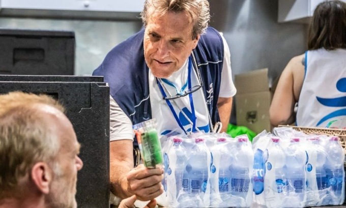 Acqua fresca, kit contro il caldo e accoglienza H24: il Progetto Arca raddoppia l’aiuto in strada ai senzatetto