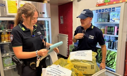 Rozzano, blitz della polizia locale: sequestrate oltre 700 bottiglie di alcolici refrigerati