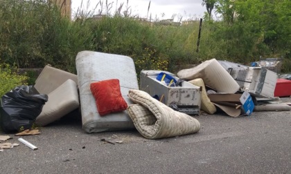 Stretta sui responsabili di abbandono rifiuti a Buccinasco: identificati cinque autori di tre diversi scarichi