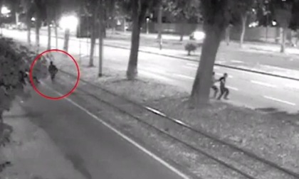 Arrestati gli aggressori dei due fratelli alla fermata del tram: sono due 16enni ora accusati di tentato omicidio e rapina
