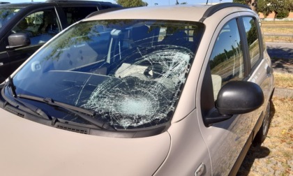 Auto centra in pieno un ciclista e lo scaraventa a terra: 48enne finisce in ospedale