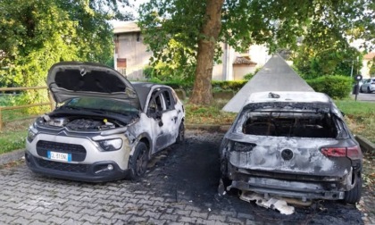 Incendio devasta quattro veicoli: indagini in corso, non si esclude l'ipotesi del dolo