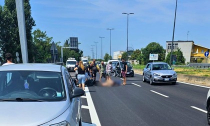 65enne perde il controllo della moto e finisce a terra: in ospedale in serie condizioni