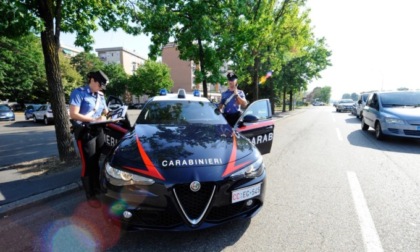 32enne ferito con dei cocci di bottiglia perché seduto al bar con le ragazze "sbagliate"