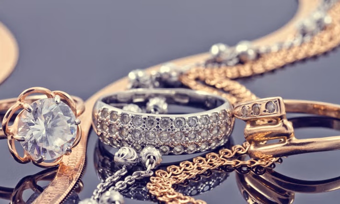 Furti in gioielleria per 130mila euro, arrestata 60enne seriale: colpiva tra sorrisi e foulard