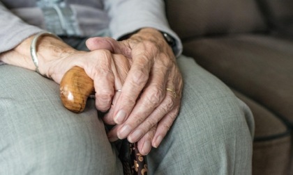 Per 20 anni incassano la pensione della nonna defunta per 400mila euro: denunciati madre e figlio