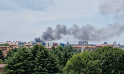 Rogo a Milano, bruciano rifiuti e carcasse d’auto nel campo rom