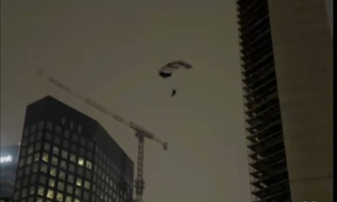 Follia social: il volo notturno dal grattacielo del Pirellino scatena l’allarme a Milano