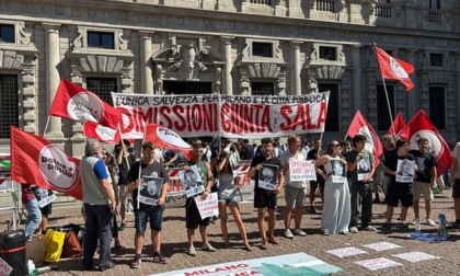 Manifestanti di Potere al Popolo fuori Palazzo Marino chiedono le dimissioni della Giunta, tensione con la polizia