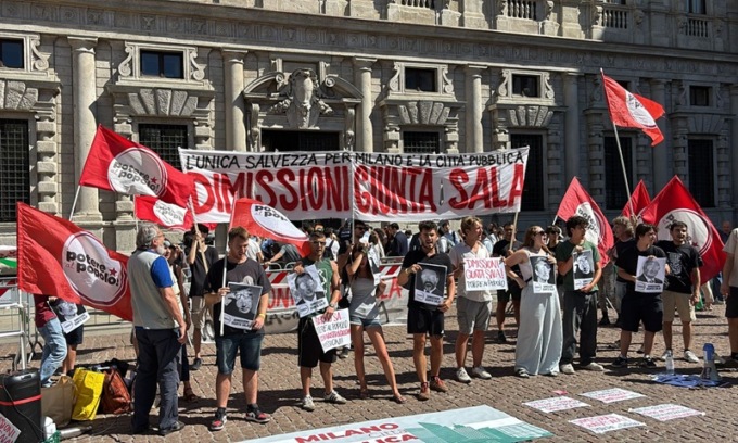 Manifestanti di Potere al Popolo fuori Palazzo Marino chiedono le dimissioni della Giunta, tensione con la polizia