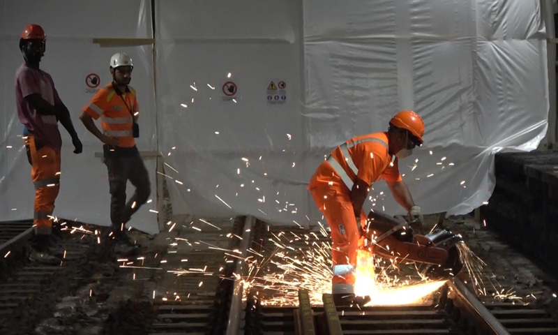 Operai Stand Metropolitana M2: al lavoro 60 operai per il rifacimento dei binari tra ...