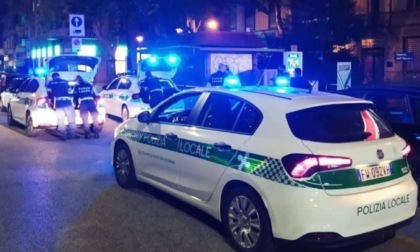Ladro "in avanscoperta" beccato dalla Polizia locale con arma giocattolo, arnesi da scasso e passamontagna