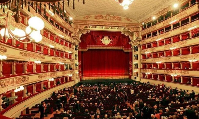 Alla Scala di Milano torna in vigore il dress code: stop a shorts, canottiere e infradito