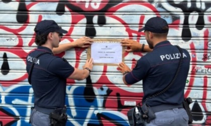 Un centinaio di clienti bloccano la strada: chiuso per 7 giorni l’Est Bar di via Tortona