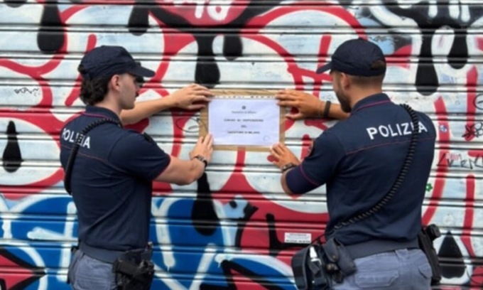 Un centinaio di clienti bloccano la strada: chiuso per 7 giorni l’Est Bar di via Tortona