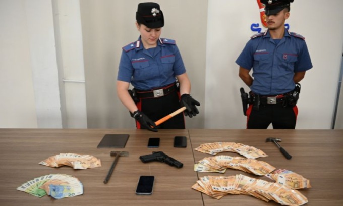 Rapina brutale e furti seriali: fermati due giovani a Milano