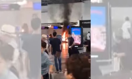 Panico a Malpensa: dà fuoco a un cestino e attacca il check-in con un martello