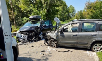 Incidente frontale: ferite due mamme e due bambini piccoli