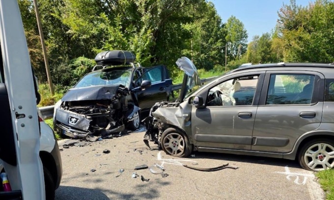Incidente frontale: ferite due mamme e due bambini piccoli
