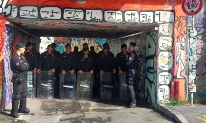 Blitz delle forze dell'ordine al Leoncavallo: via allo sgombero