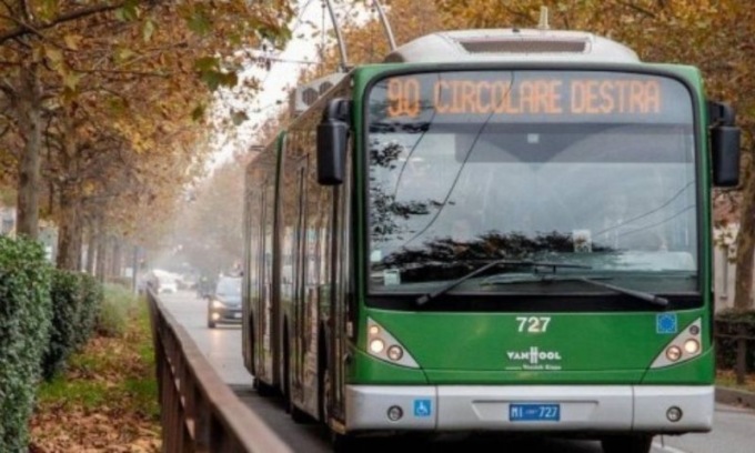 Panico sul bus 90 a Milano: uomo aggredito con una catena